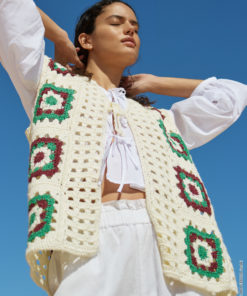 Strickset Weste Mit Quadratischen Motiven Und Lochmuster aus Soft Cotton von Lana Grossa