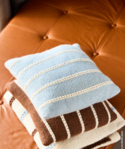 Strickset Zwei Kissenhüllen Mit Lochmusterstreifen aus Brigitte No. 2 von Lana Grossa