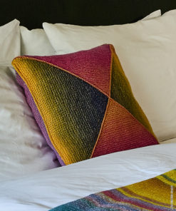 Strickset Kissenhülle Aus Dreiecken Kraus Rechts Aus Gomitolo Versione Von Lana Grossa 5 Hw2024 Home 77 Lana Grossa 9410077 M27 Mf3
