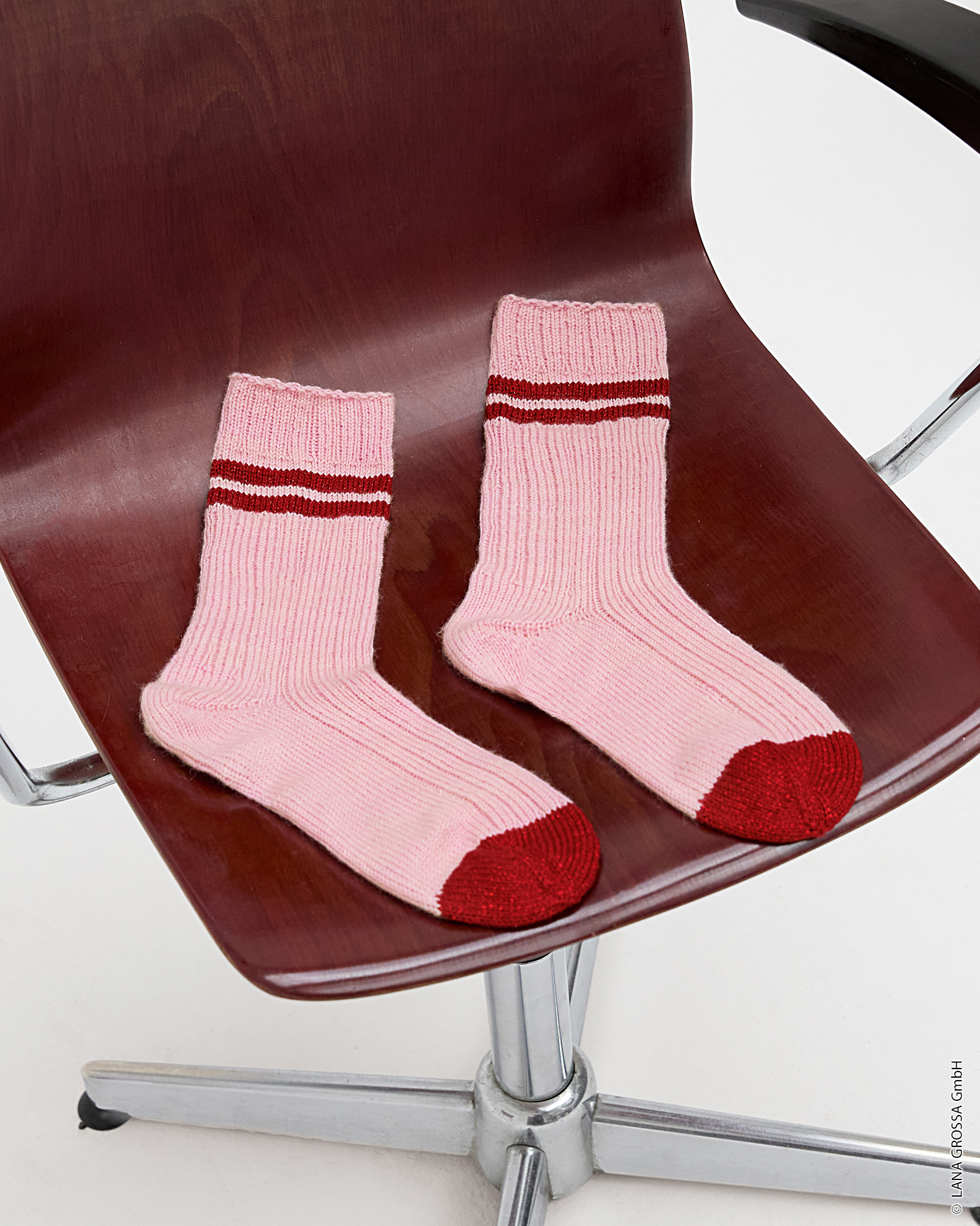 Strickset Socken Mit Jojo-Ferse Aus Meilenweit 50 Cashmere Und Brillino Von Lana Grossa 1 Strickset Socken Mit Jojo-Ferse Aus Meilenweit 50 Cashmere Und Brillino Von Lana Grossa