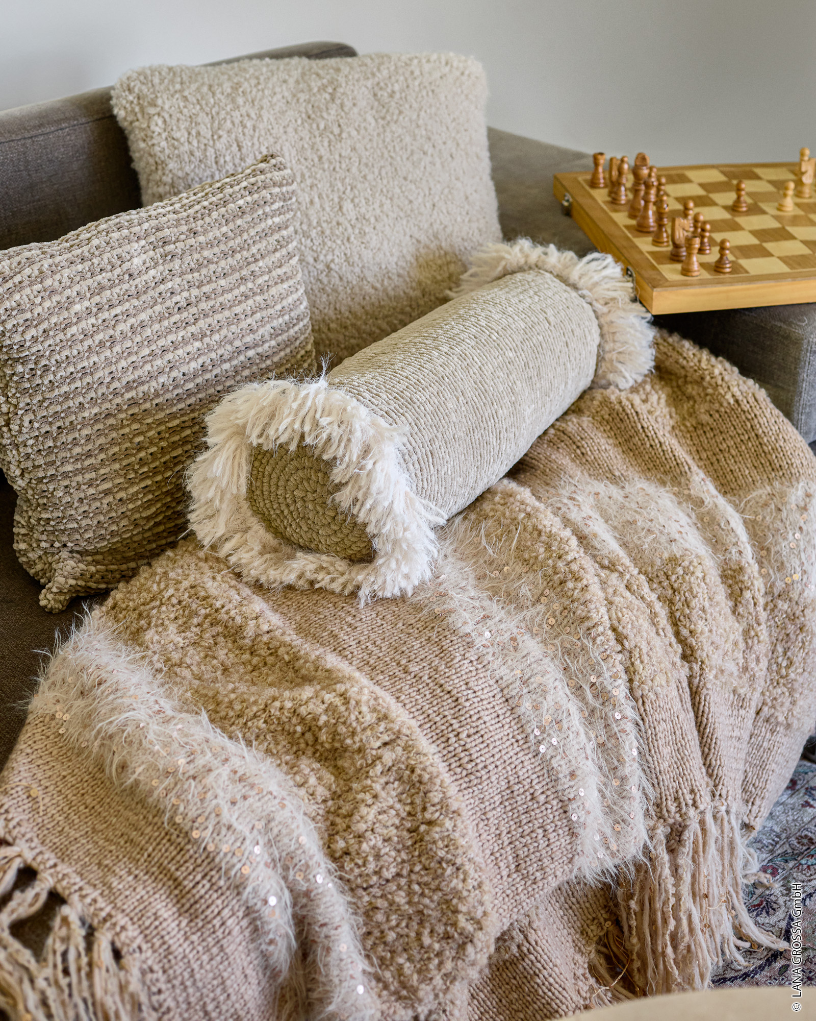 Strickset Gestreifte Decke Mit Fransen Und Pailletten Aus Winter Softness, Basta, Cosmo Und Orsetto Von Lana Grossa 1 Strickset Gestreifte Decke Mit Fransen Und Pailletten Aus Winter Softness, Basta, Cosmo Und Orsetto Von Lana Grossa