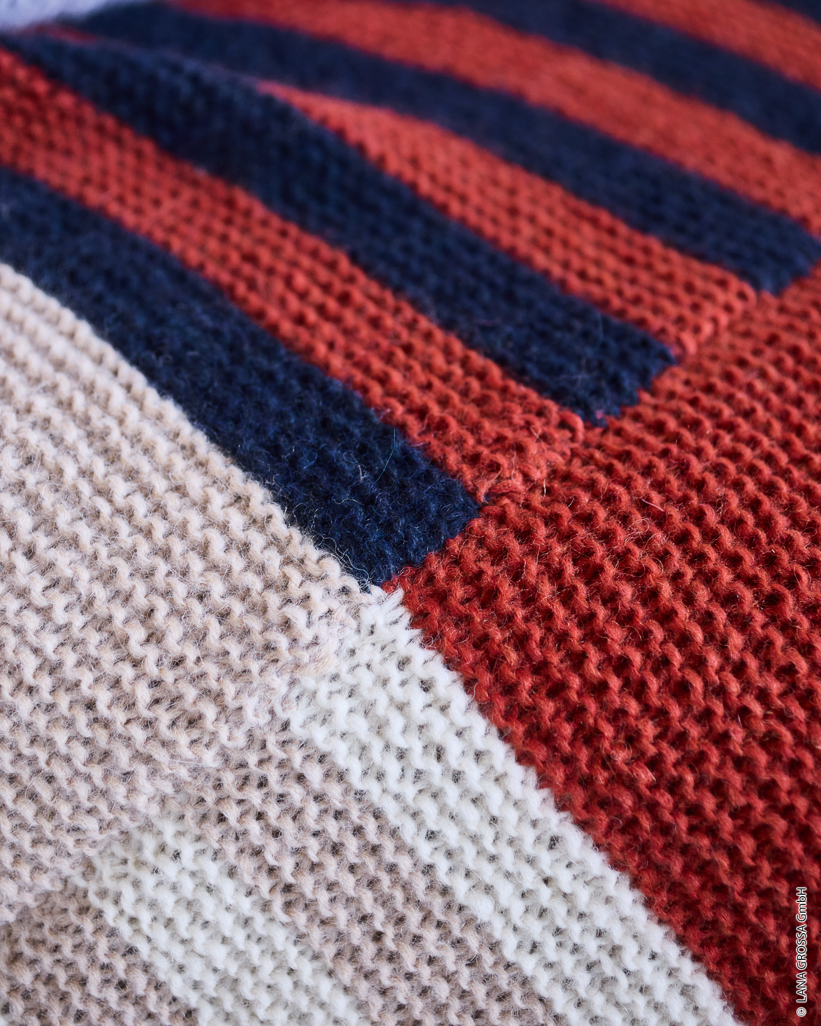 Strickset Decke Kraus Rechts In Streifen Aus Brigitte No. 2 Von Lana Grossa 3 Strickset Decke Kraus Rechts In Streifen Aus Brigitte No. 2 Von Lana Grossa – Bild 3