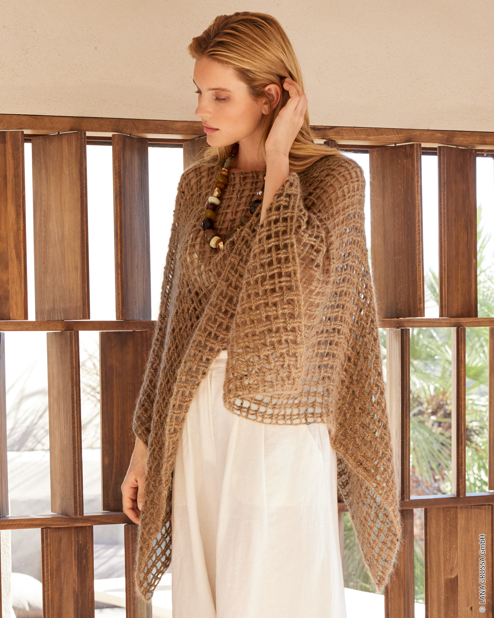 Strickset Häkelponcho Im Flechtmuster Aus Natural Superkid Tweed Von Lana Grossa 3 Strickset Häkelponcho Im Flechtmuster Aus Natural Superkid Tweed Von Lana Grossa – Bild 3