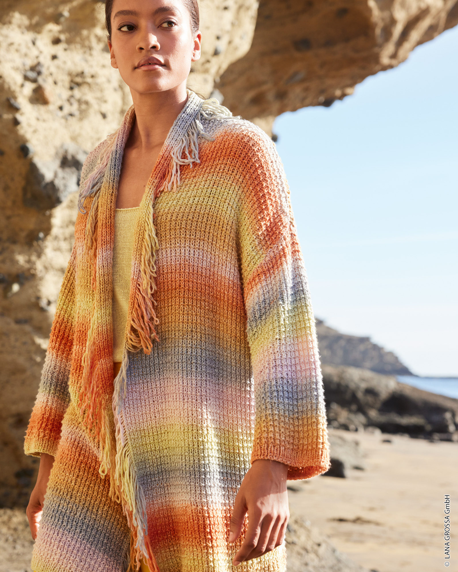 Strickset Jacke Mit Schalkragen Und Fransen Aus Cotonella Von Lana Grossa 1 Strickset Jacke Mit Schalkragen Und Fransen Aus Cotonella Von Lana Grossa