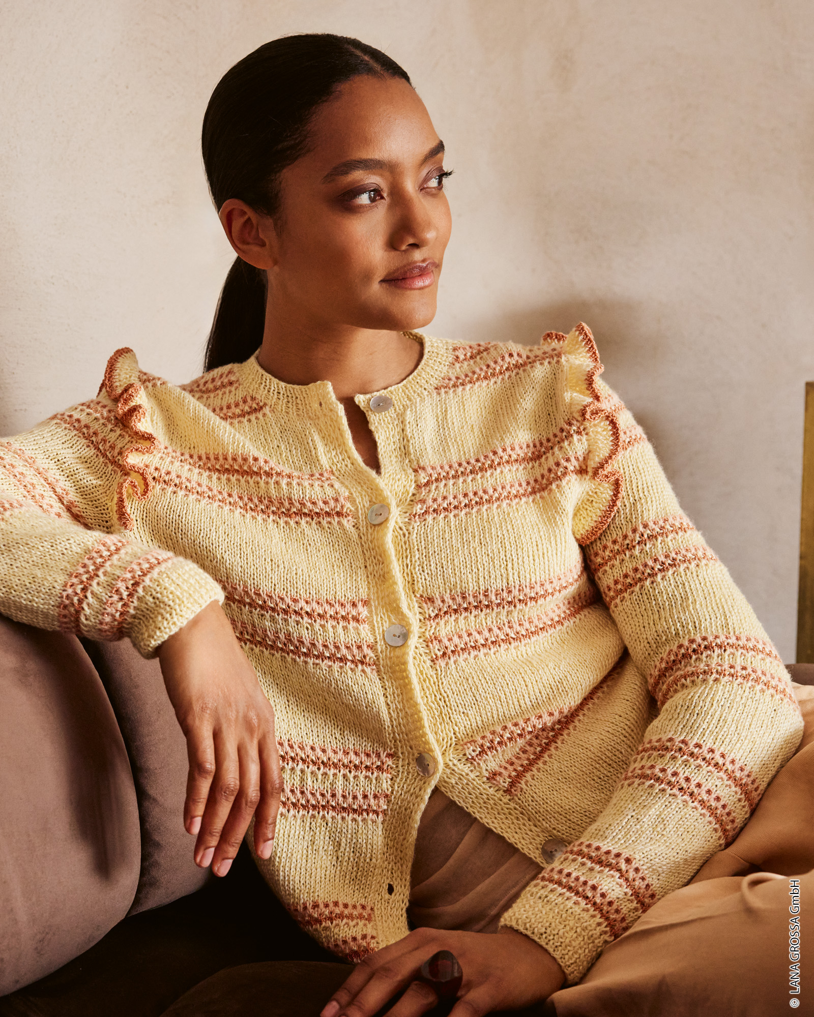 Strickset Cardigan Mit Ärmelrüschen Aus Tencellino, Filo Pailettes Und Ecopuno Von Lana Grossa 1 Strickset Cardigan Mit Ärmelrüschen Aus Tencellino, Filo Pailettes Und Ecopuno Von Lana Grossa